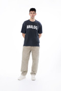 Camiseta negra oversize manga corta con texto blanco
