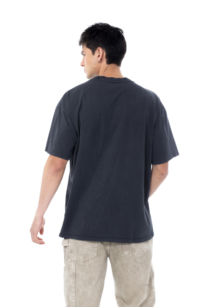 Camiseta negra oversize manga corta con texto blanco
