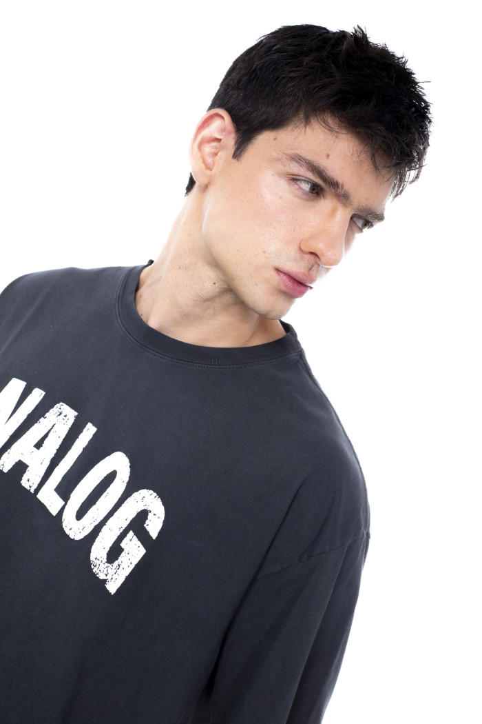Camiseta negra oversize manga corta con texto blanco
