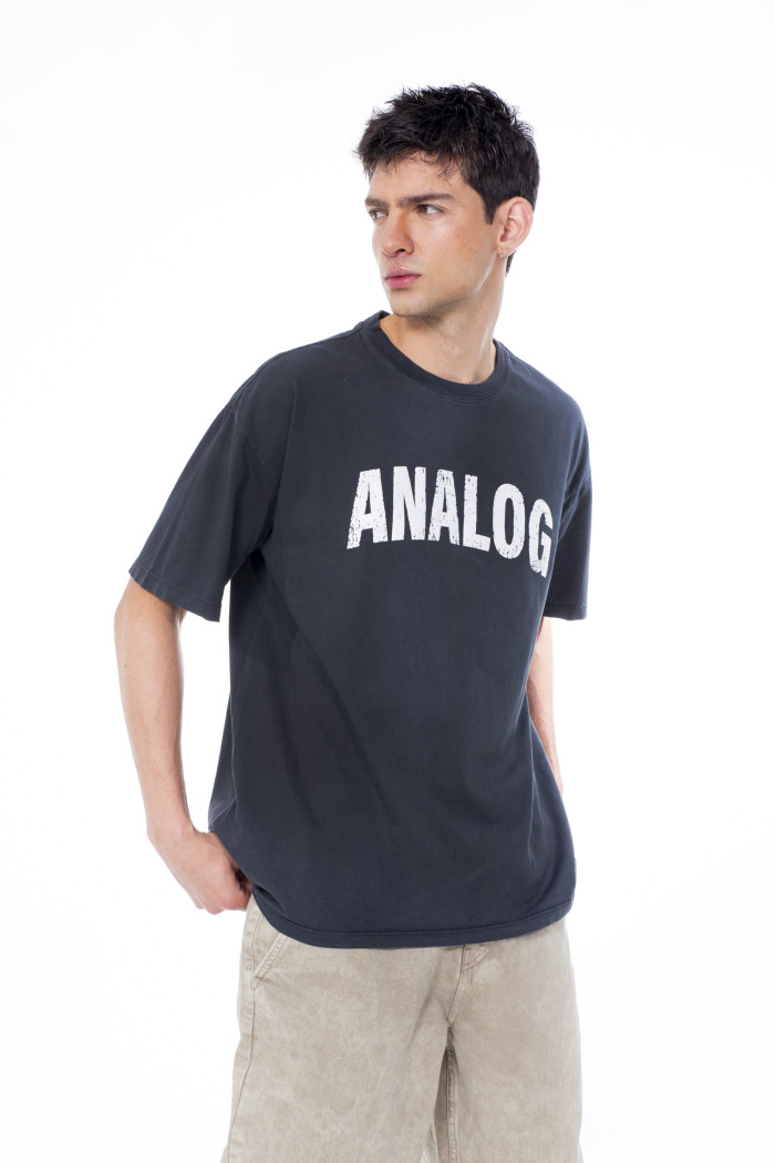 Camiseta negra oversize manga corta con texto blanco

