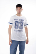 Camiseta cuello redondo crema college con franjas
