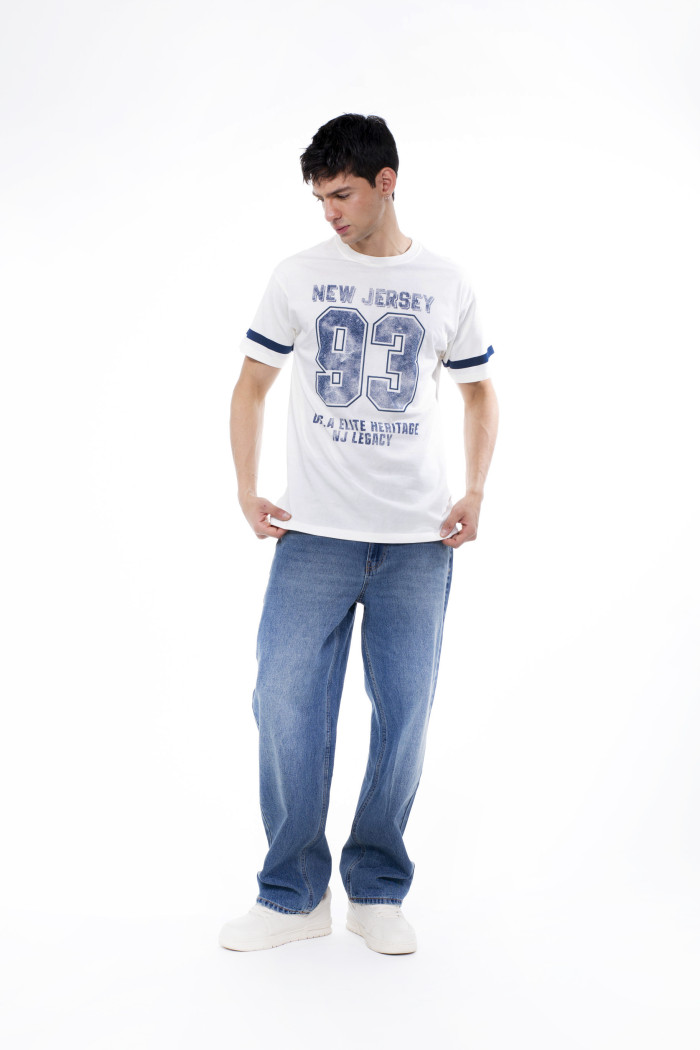 Camiseta cuello redondo crema college con franjas
