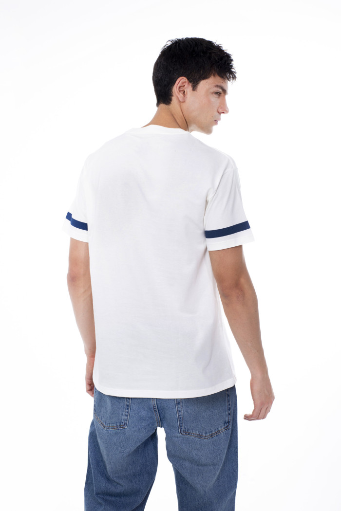 Camiseta cuello redondo crema college con franjas
