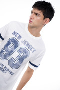 Camiseta cuello redondo crema college con franjas
