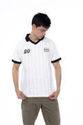 Camiseta cuello polo crema a rayas con diseño college
