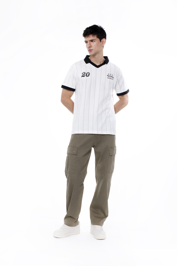 Camiseta cuello polo crema a rayas con diseño college
