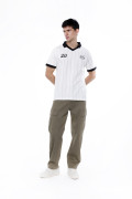 Camiseta cuello polo crema a rayas con diseño college
