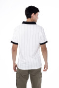 Camiseta cuello polo crema a rayas con diseño college
