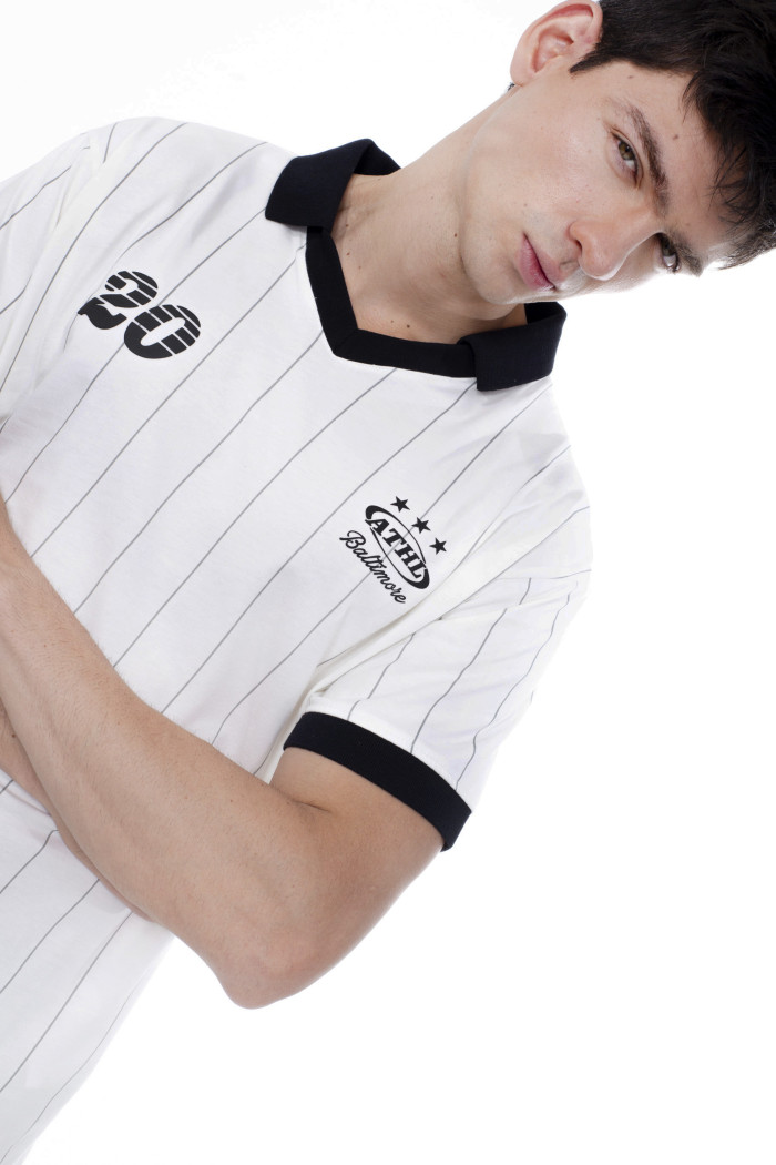 Camiseta cuello polo crema a rayas con diseño college

