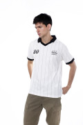 Camiseta cuello polo crema a rayas con diseño college
