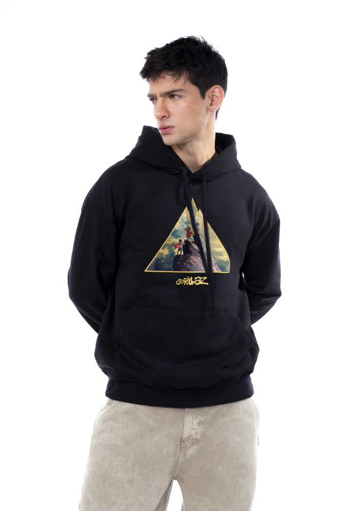 Buzo oversize negro con capota y diseños de Gorillaz
