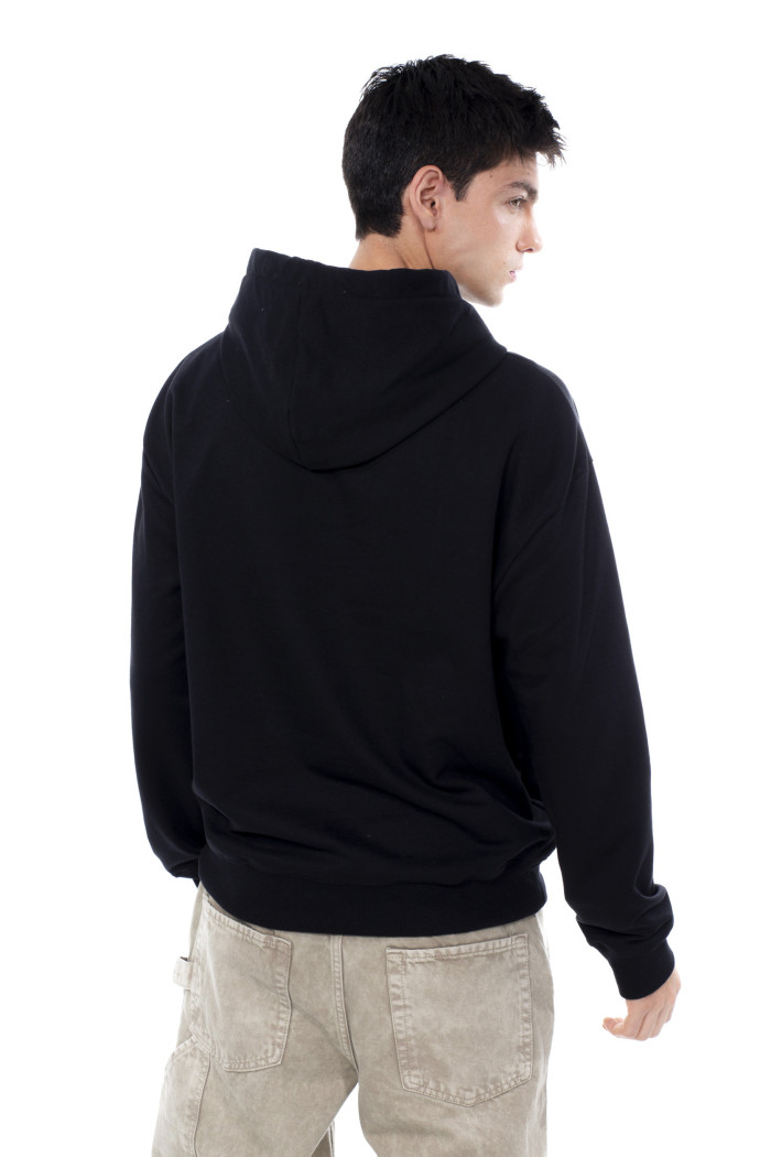 Buzo oversize negro con capota y diseños de Gorillaz
