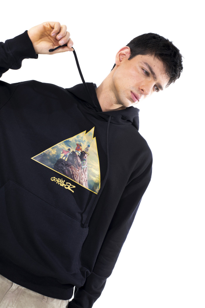 Buzo oversize negro con capota y diseños de Gorillaz
