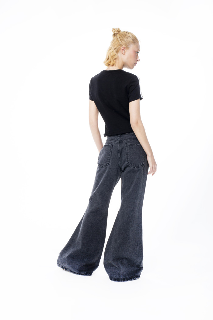 Jean flare gris oscuro con bota ancha y botones
