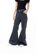 Jean flare gris oscuro con bota ancha y botones
