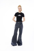 Jean flare gris oscuro con bota ancha y botones
