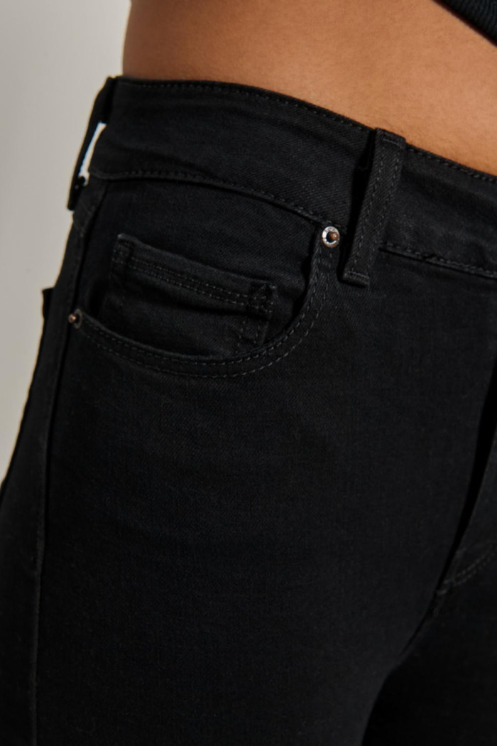 Jean jegging ceñido negro con tiro súper alto y bolsillos
