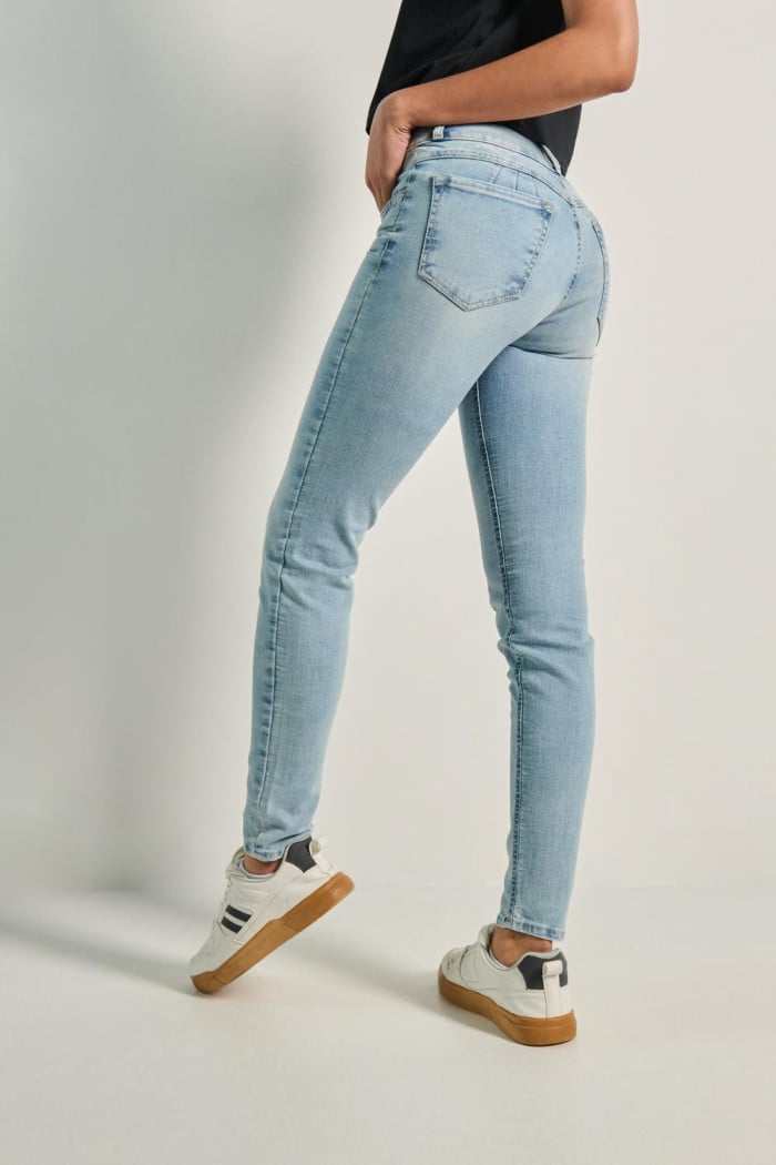 Jean push up azul claro tiro alto con doble botón metálico