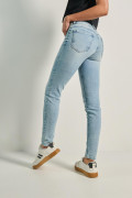 Jean push up azul claro tiro alto con doble botón metálico