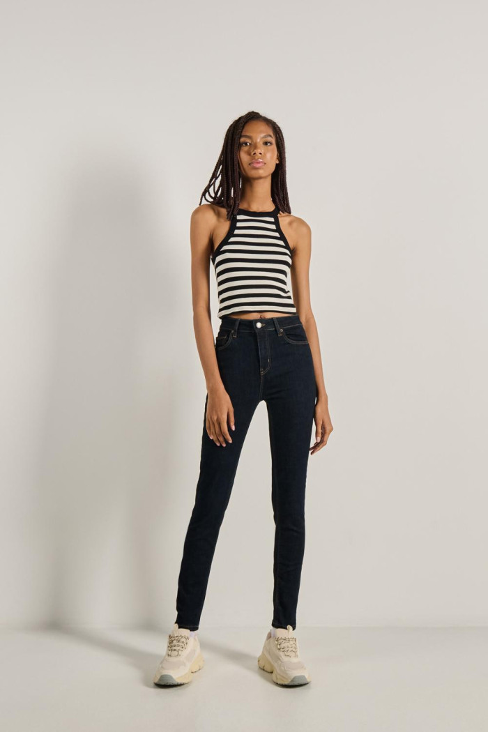 Jean jegging azul intenso con tiro súper alto y costuras