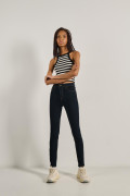 Jean jegging azul intenso con tiro súper alto y costuras