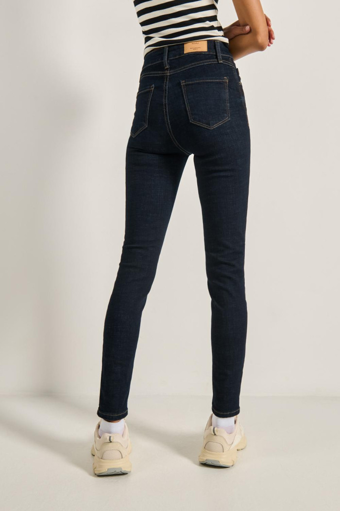 Jean jegging azul intenso con tiro súper alto y costuras
