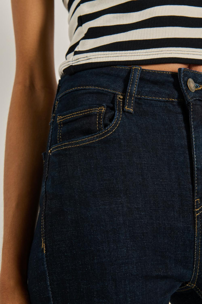 Jean jegging azul intenso con tiro súper alto y costuras