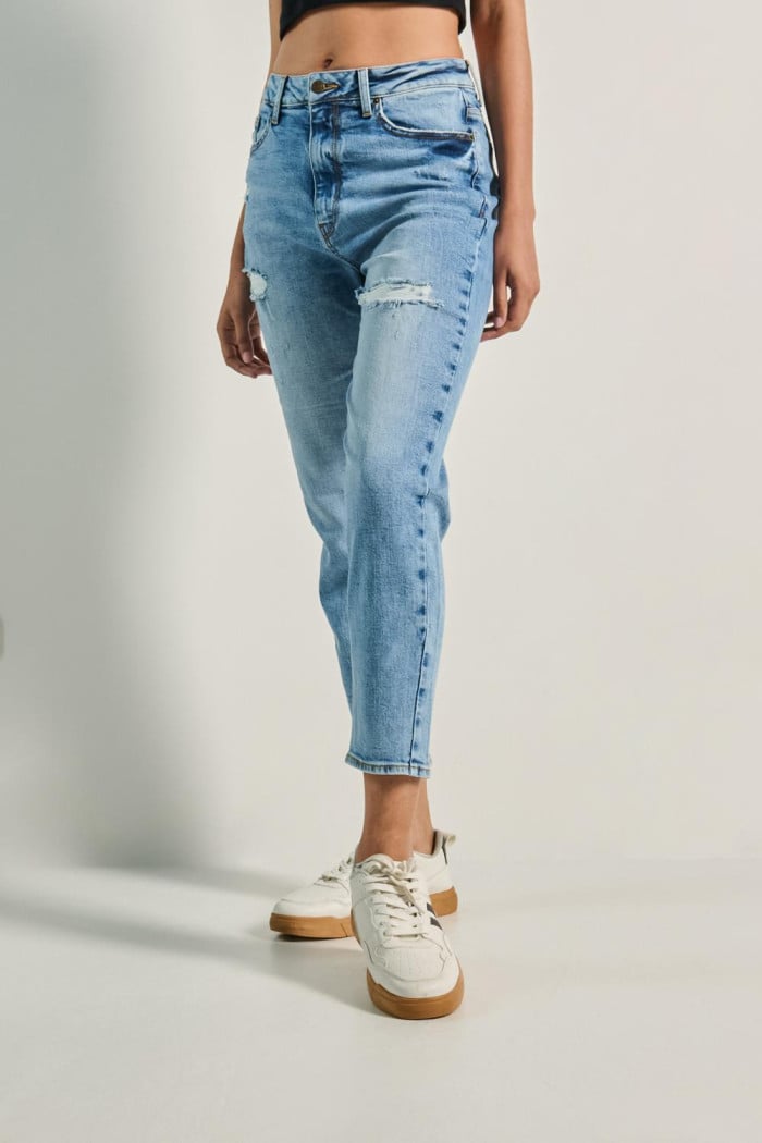 Jean mom azul claro con rotos y bota recta corta