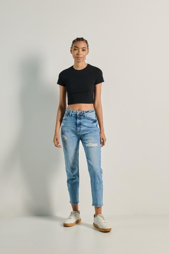 Jean mom azul claro con rotos y bota recta corta