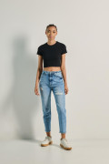 Jean mom azul claro con rotos y bota recta corta