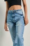 Jean mom azul claro con rotos y bota recta corta