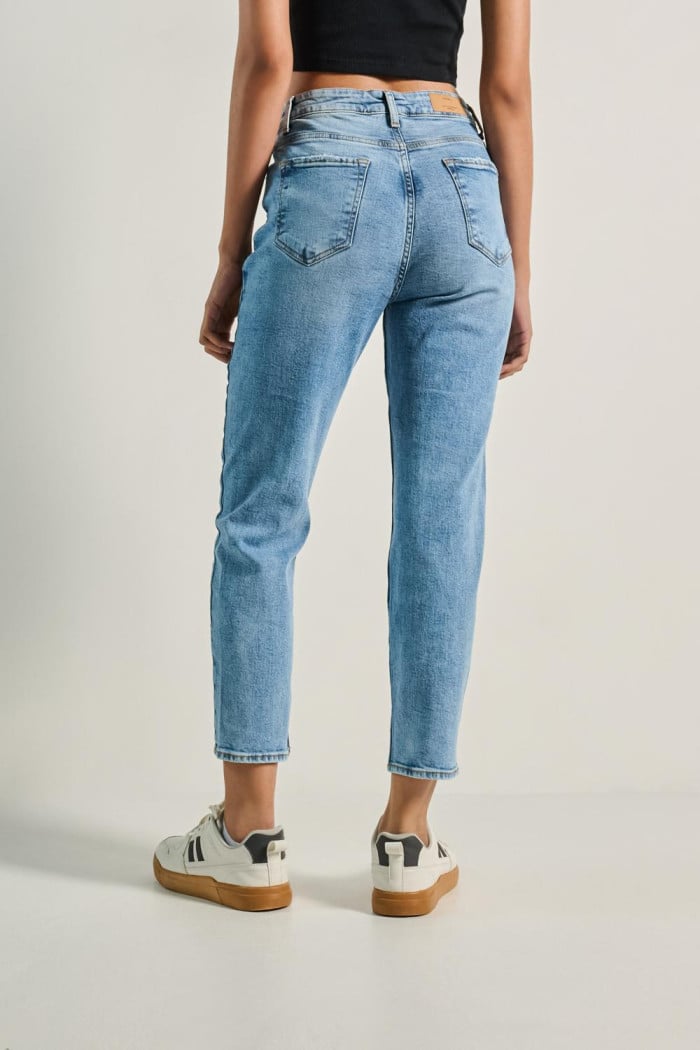 Jean mom azul claro con rotos y bota recta corta