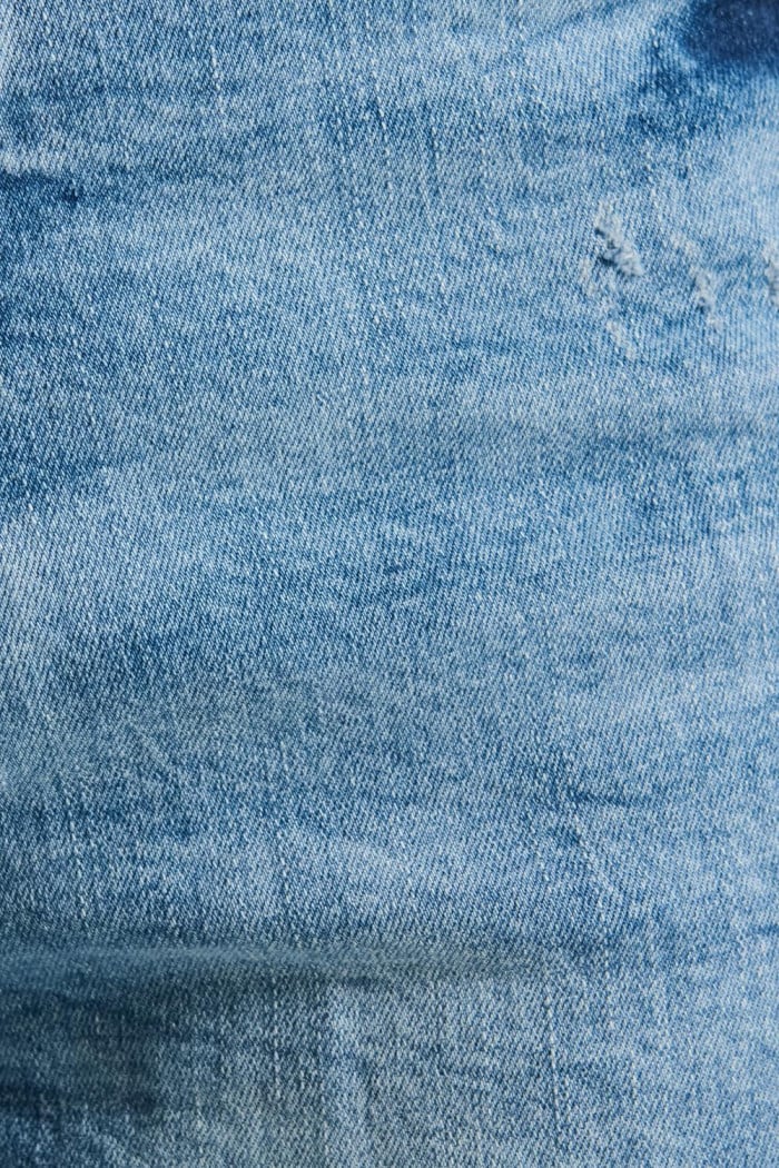 Jean mom azul claro con rotos y bota recta corta