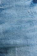 Jean mom azul claro con rotos y bota recta corta