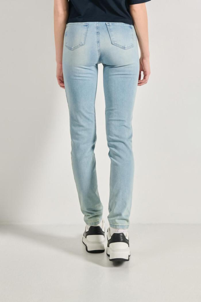 Jean súper tiro alto jegging azul con desgastes sutiles