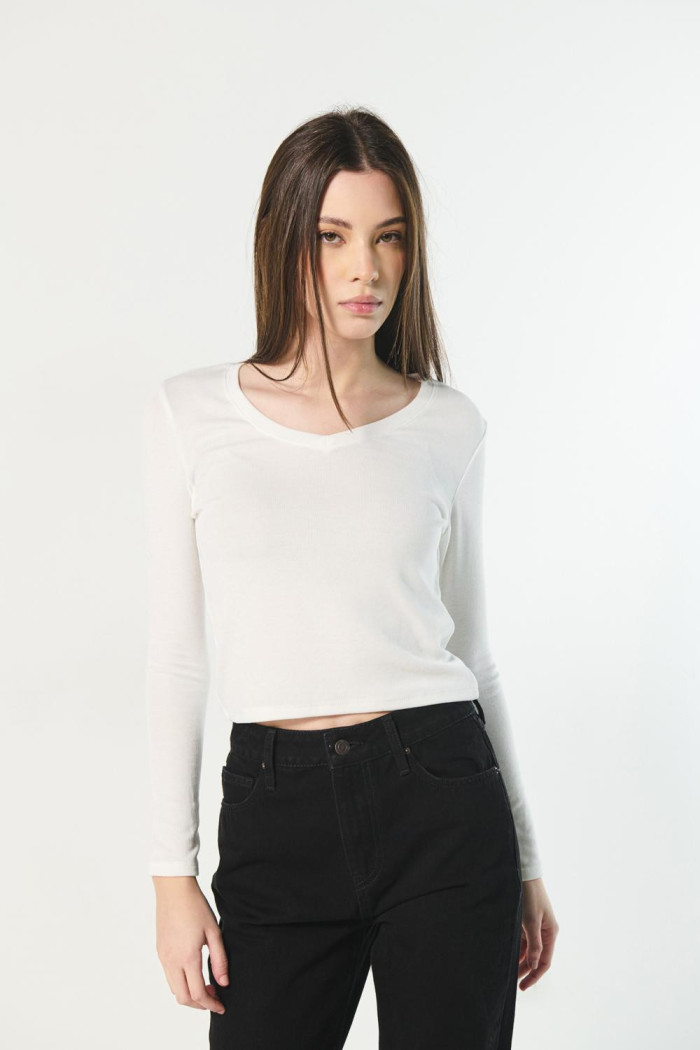 Camiseta unicolor con cuello V y manga larga