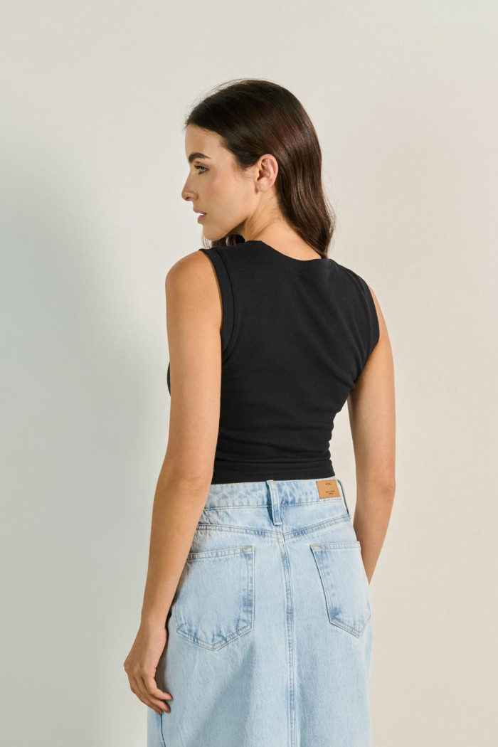 Camiseta manga sisa unicolor en tela acanalada para mujer.