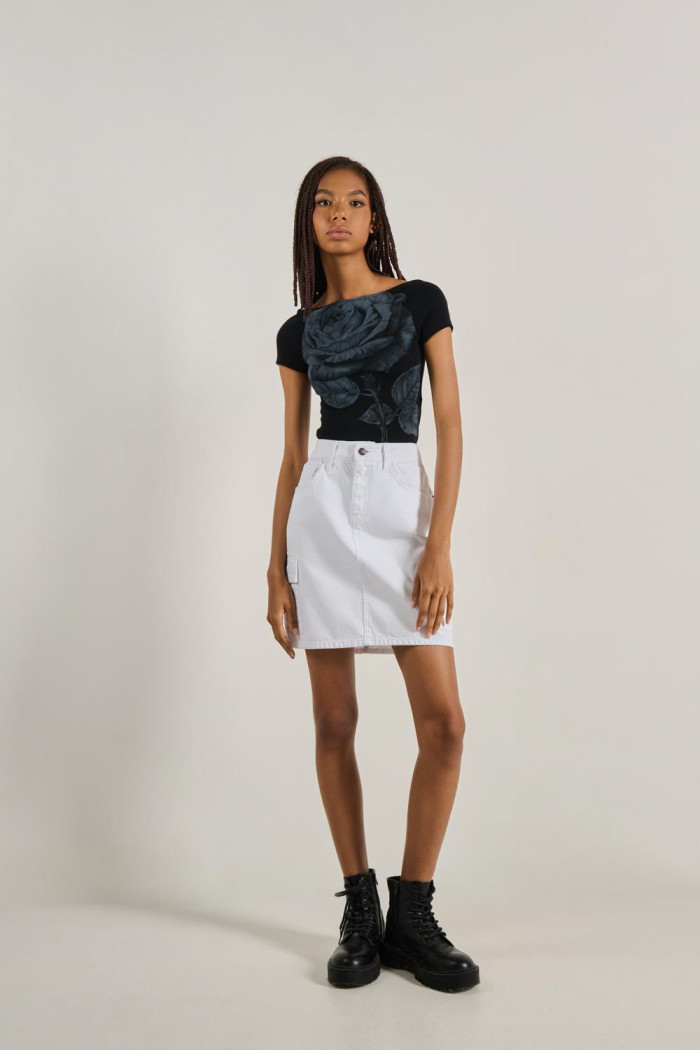 Camiseta negra con diseño de flor y abertura en espalda