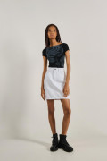 Camiseta negra con diseño de flor y abertura en espalda