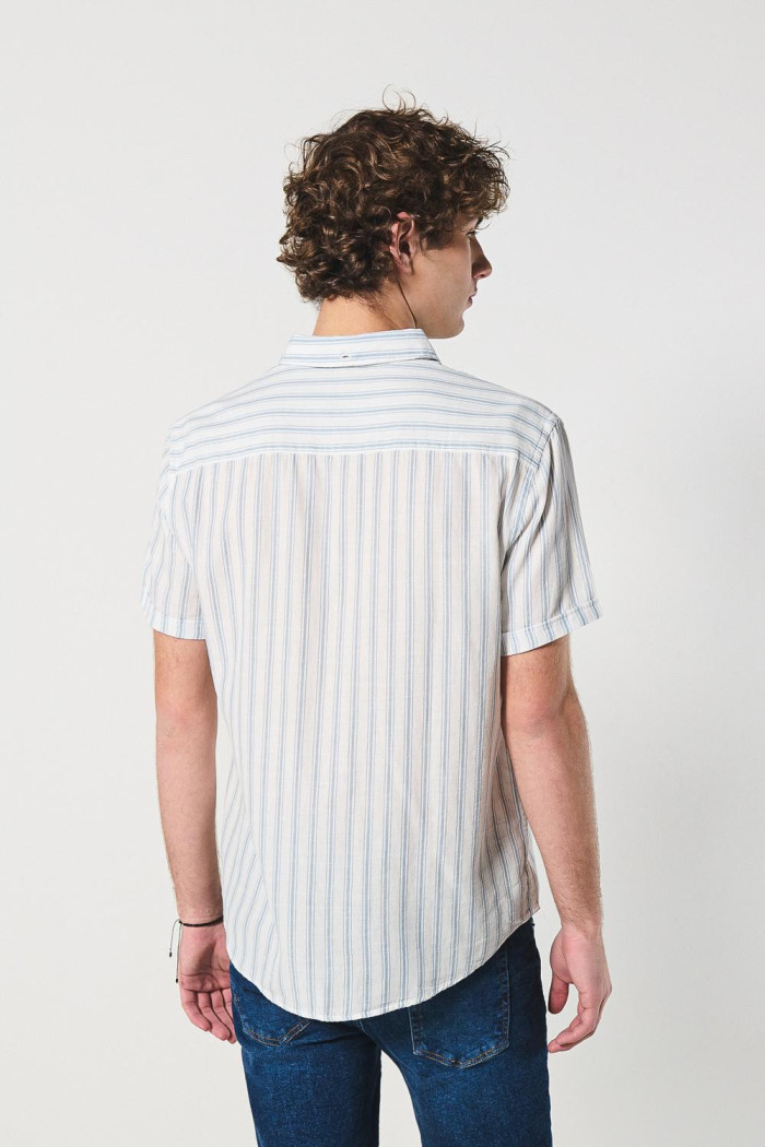 Camisa crema clara a rayas con manga corta y bolsillo