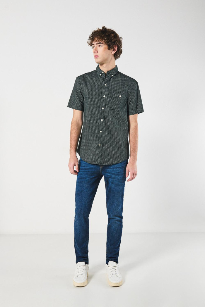 Camisa verde oscura con diseños de mini print y manga corta