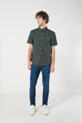 Camisa verde oscura con diseños de mini print y manga corta