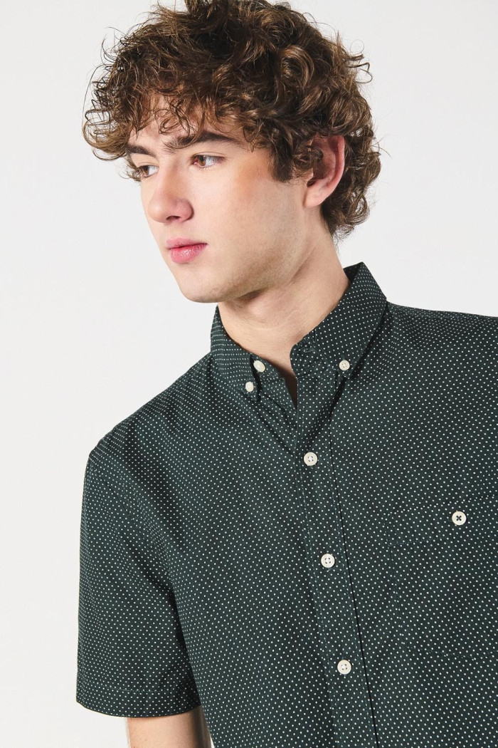 Camisa verde oscura con diseños de mini print y manga corta