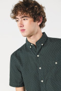 Camisa verde oscura con diseños de mini print y manga corta