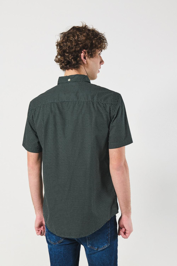 Camisa verde oscura con diseños de mini print y manga corta