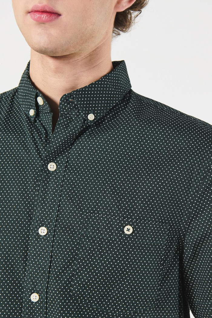 Camisa verde oscura con diseños de mini print y manga corta