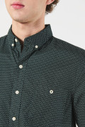 Camisa verde oscura con diseños de mini print y manga corta
