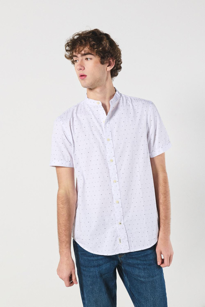 Camisa blanca cuello nerú en algodón con estampados