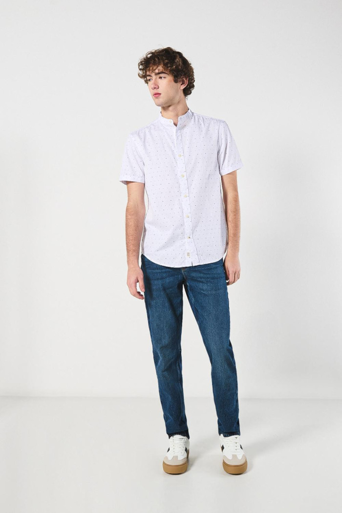 Camisa blanca cuello nerú en algodón con estampados