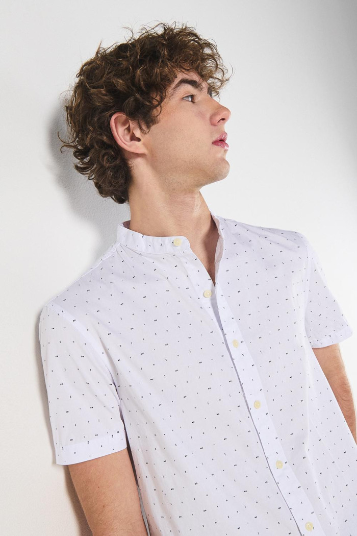 Camisa blanca cuello nerú en algodón con estampados